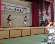 令和7年度成人式「二十歳の集い」ステージで踊りを披露する青年たち