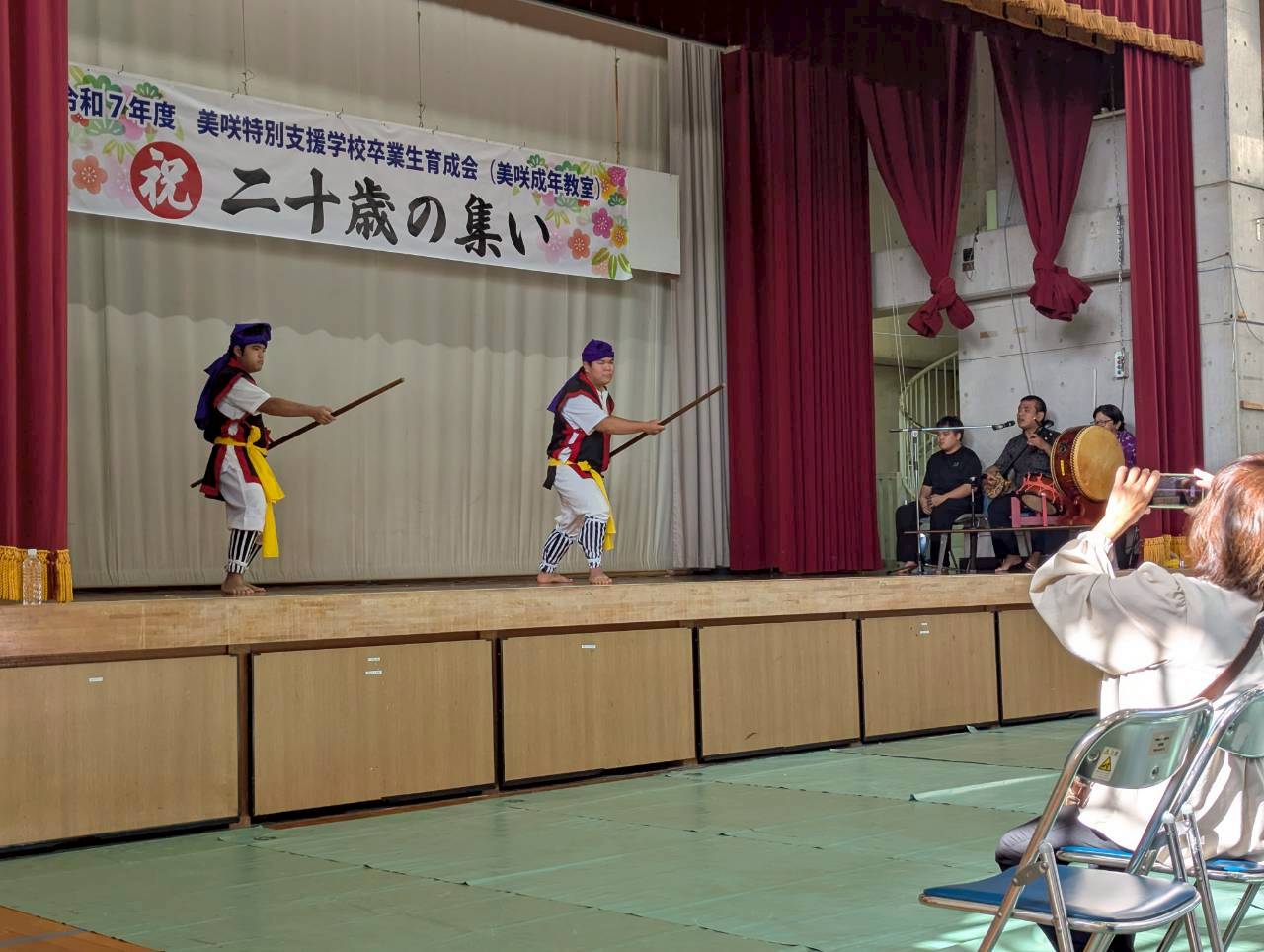 令和7年度成人式「二十歳の集い」ステージで踊りを披露する青年たち